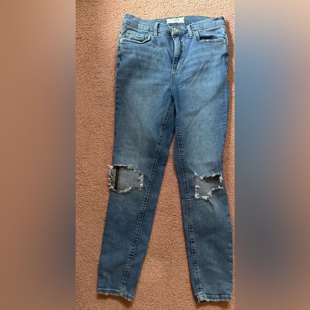NWOT WE THE FREE Distressed Blue Jeans SIZE 29 free people